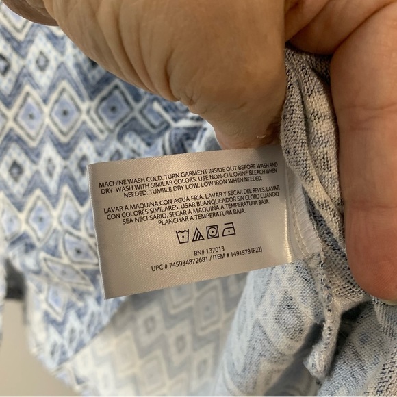 ORVIS NWOT white and blue diamond Aztec print with cap sleeve v-neck tee. Size L - Picture 10 of 10